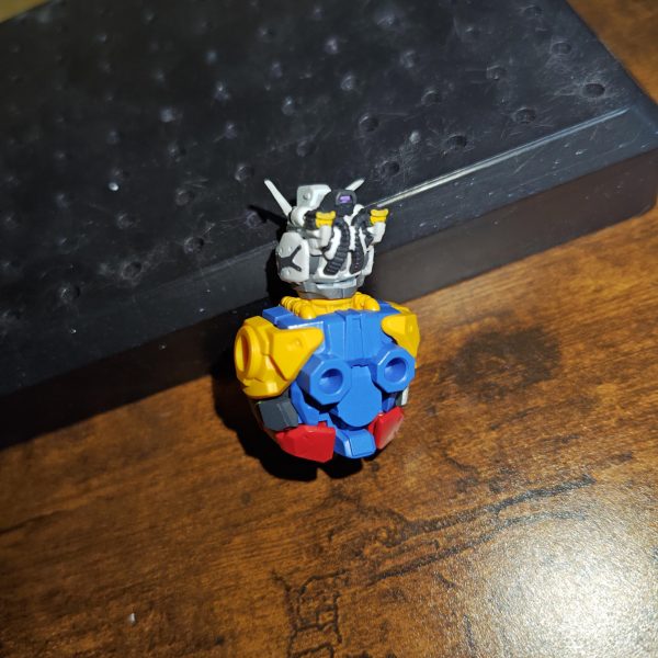 HG白いガンダムの胴体部分の途中まで出来た〜。作る前から予想してたけど、やはり塗装が難しい〜。原作ベースに自分なりに全塗装してるが、細かい部分も多く、よく見ると荒い部分もあるな💦その上RG並にパーツが細かいので、ちょっと難しいキット😅（3枚目）