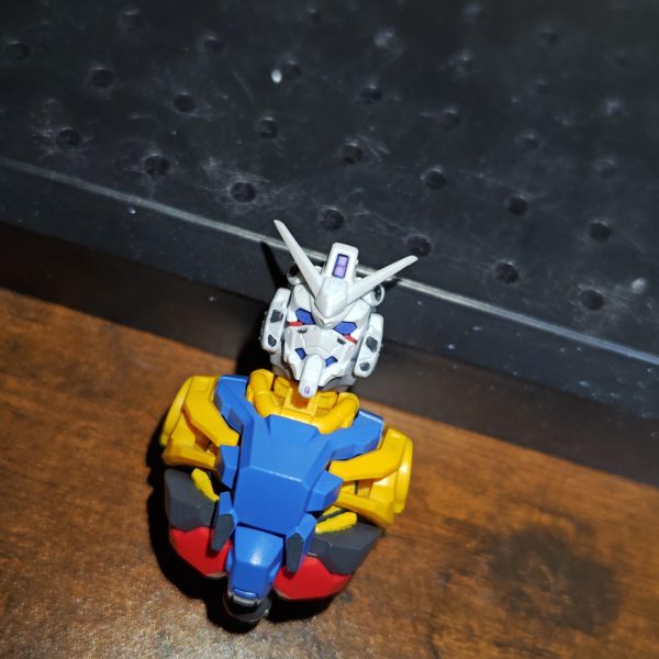 HG白いガンダムの胴体部分の途中まで出来た〜。作る前から予想してたけど、やはり塗装が難しい〜。原作ベースに自分なりに全塗装してるが、細かい部分も多く、よく見ると荒い部分もあるな💦その上RG並にパーツが細かいので、ちょっと難しいキット😅（2枚目）