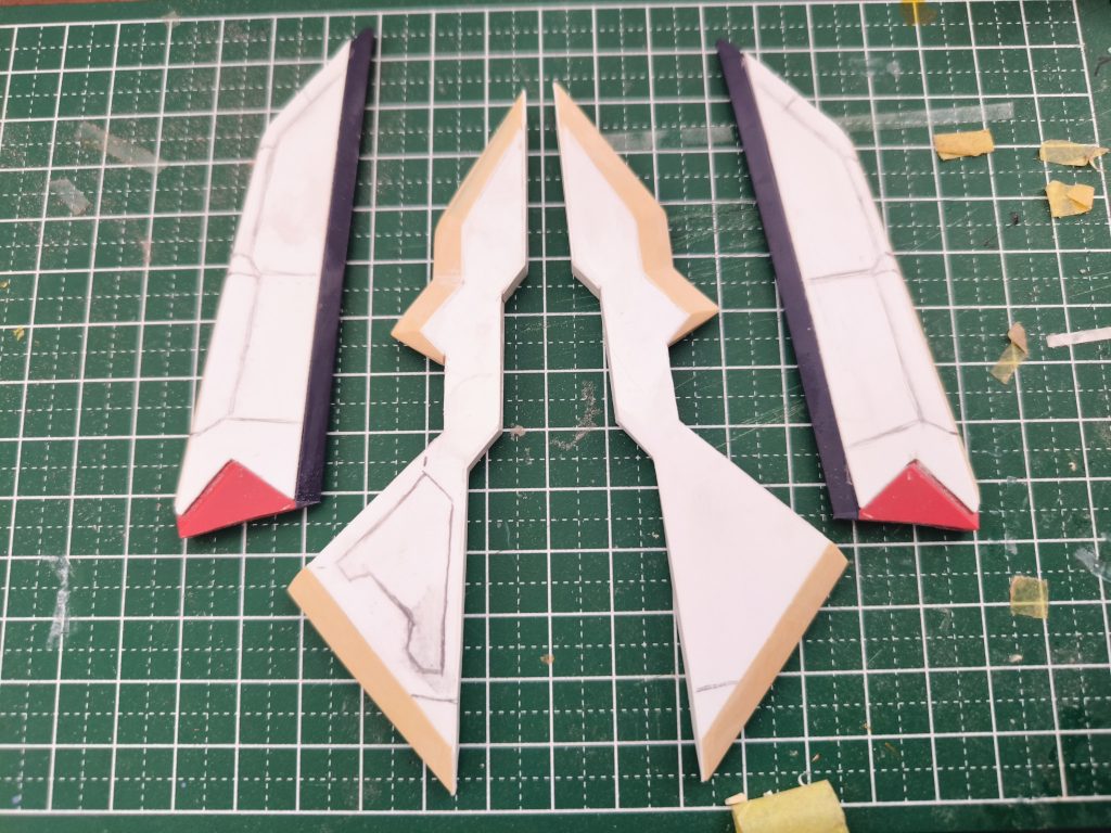 翼は根本を切って流用しプラ板とパテで作っています。翼のサイズを色々戦闘機を見て決めました。