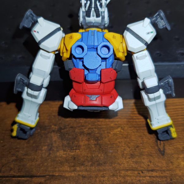 HG白いガンダムの腕までの塗装と組み立てが完成。肩と肘の部分のシール以外はエアブラシと筆で全部塗装した。腕の墨入れはまだしてない状態。腕の黄色塗装と両肩の赤と緑部分は中々やりごたえある塗装だったな。細かいので目も結構疲れる😓戦闘シーンのアニメをみたけどやっぱいい機体だった♪もう何箱か購入したいね♪&nbsp;（2枚目）