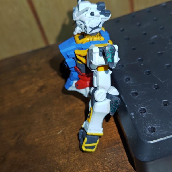 HG白いガンダムの腕までの塗装と組み立てが完成。肩と肘の部分のシール以外はエアブラシと筆で全部塗装した。腕の墨入れはまだしてない状態。腕の黄色塗装と両肩の赤と緑部分は中々やりごたえある塗装だったな。細かいので目も結構疲れる😓戦闘シーンのアニメをみたけどやっぱいい機体だった♪もう何箱か購入したいね♪&nbsp;（3枚目）