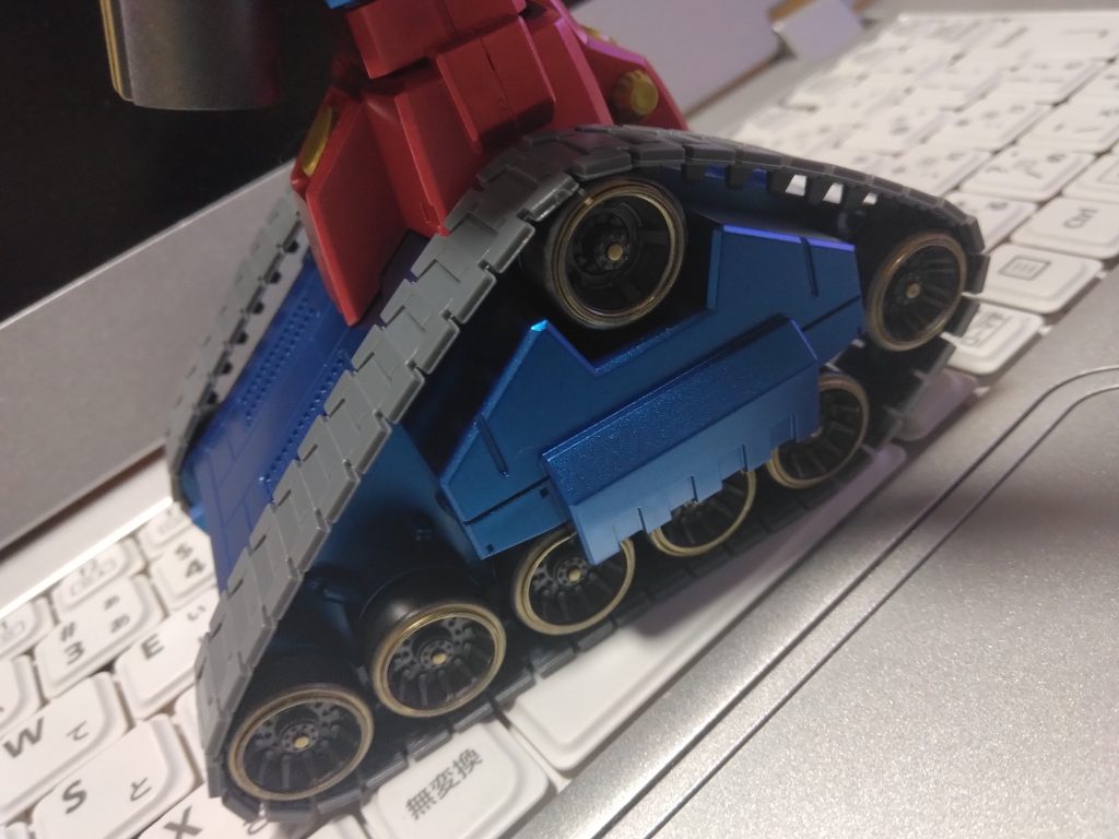 キャタピラホイール部？？などちょいちょい100均油性マーカーで塗りました