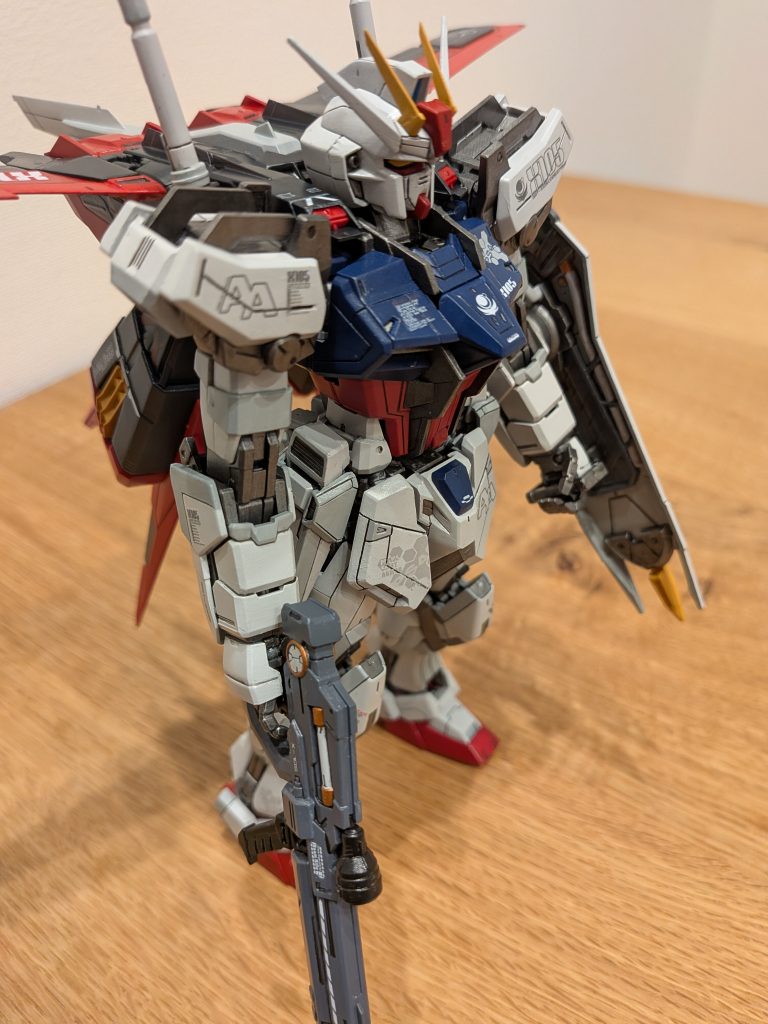 塗装はシタデルカラーと一部アクリジョンのガンダムアッセンブルカラーを使用して行いました。初めてのMGの筆塗り全塗装だったため、塗装面が大きく思うように塗装できず、焦りました涙