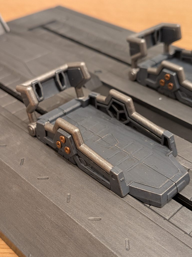 付属のカタパルトも塗装したのですが、面積がでかすぎて色々諦めました。雑な塗装ですみません涙筆むらを誤魔化すために、ドライブラシとシェイドカラーでウェザリング調にしてみましたが・・・