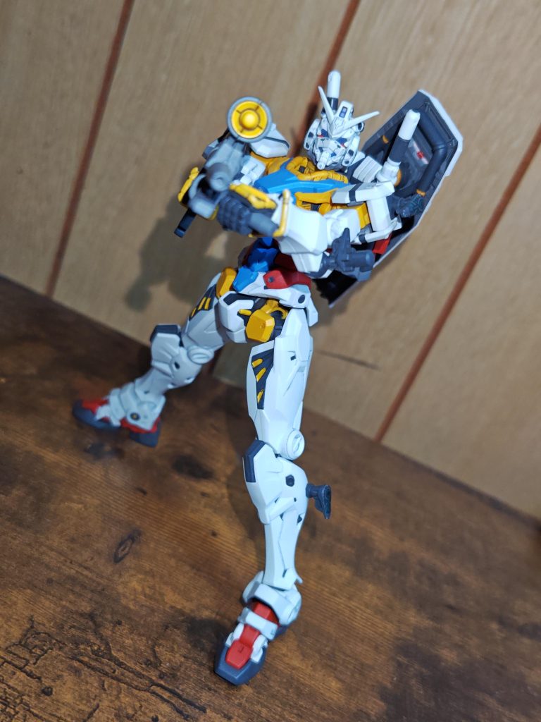 ビームライフル両手持ち。真正面に構えさせたかったがこれが限界。