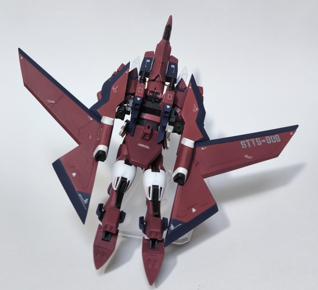 上から脚が長いと見た目が微妙だったので膝を変形出来るように加工し膝を折り曲げています