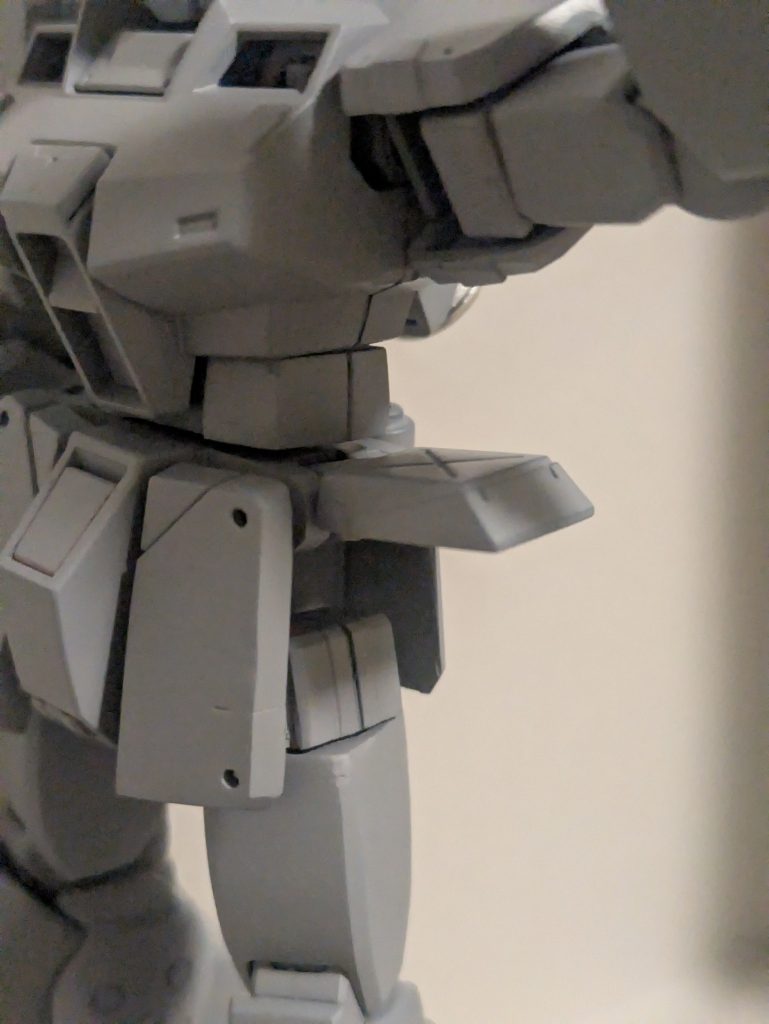 サイドアーマーは余ったランナーパーツと真鍮線で作成しました。これだけでも足の可動域が変わりますね!