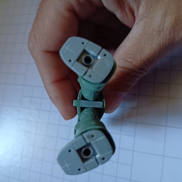 正月に何か作りたくて、ガシャプラを取り出す何かイメージと違うと感じ、全身を削ったり、埋めたりしてディテールダウンを繰り返す後で調べたらオリジン版とのこと、やらかした（4枚目）