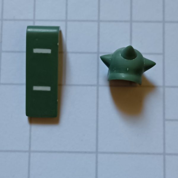 正月に何か作りたくて、ガシャプラを取り出す何かイメージと違うと感じ、全身を削ったり、埋めたりしてディテールダウンを繰り返す後で調べたらオリジン版とのこと、やらかした（5枚目）