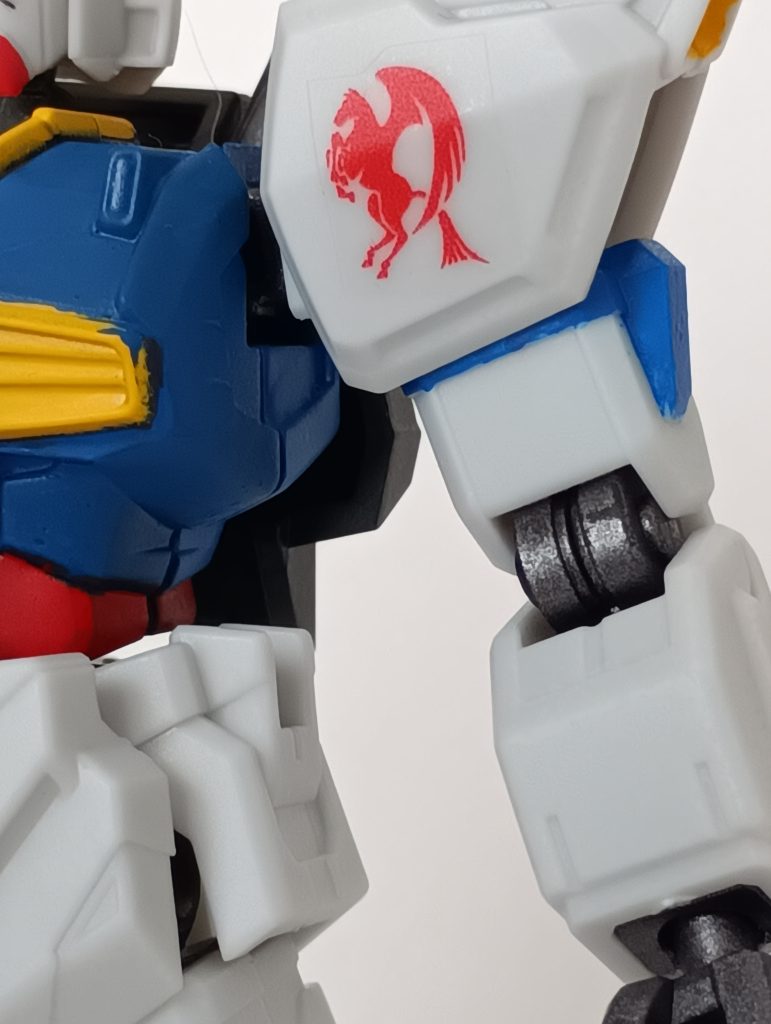 肩の下部分です！！肩アーマーには、「MGガンダム　ver3,0」のアムロデカールを、余白を少し切り取って貼っています！！よく見るアムロマークのデカールを貼りたかったのですが、家にはありませんでした…泣それではポージング↓