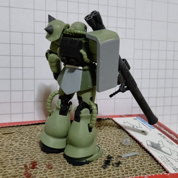 カプセルアクションのザク200分の1？とのことで、めちゃくちゃ動きますが値段が高い昔200円で売ってたイロプラと同じサイズだと思うと辛い、再販して欲しいあいかわらず、デティールダウンをかましましたガシャプラと一緒にジオラマにする予定（2枚目）