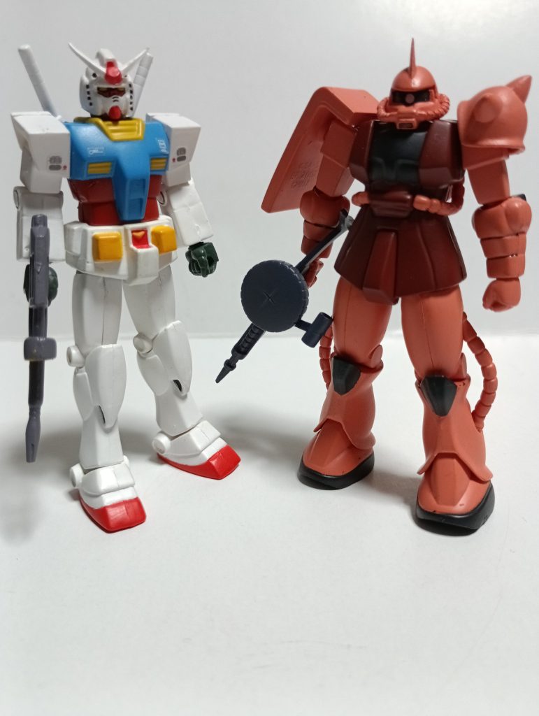 ではまず素立ちで。悪くいえば貧相、よくいえば哀愁がある見た目ですね！！ですが、プロポーションやガンダムの顔など、造形はとてもよく出来ています！！ガンダムの顔に関しては、墨入れすらしていません！！それでこの出来…現在でも全然通用すると思います！！自分もこの顔にやられました…笑腰のV字、この写真では見えませんがライフルのスコープ部分など、塗装もこのシリーズの良さの1つだと思います！！では次は、ガンダム、シャアザクの単体で見ていこうと思います！！