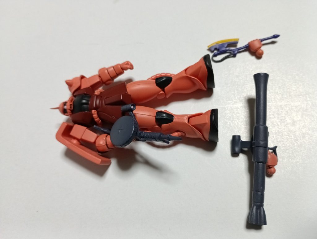 また写真横向きですが笑付属品は、ザクマシンガン、バズーカ、ヒートホークです！！バズーカもザクマシンガンも、スコープ部分は塗装されていて、とても見た目が良いです！！そして、ガンダムと違って左手にシールドを持たないので、握り拳に穴があいていないのも良いポイントです！！ほぼ動きませんが、ポージング集いってみましょう！！