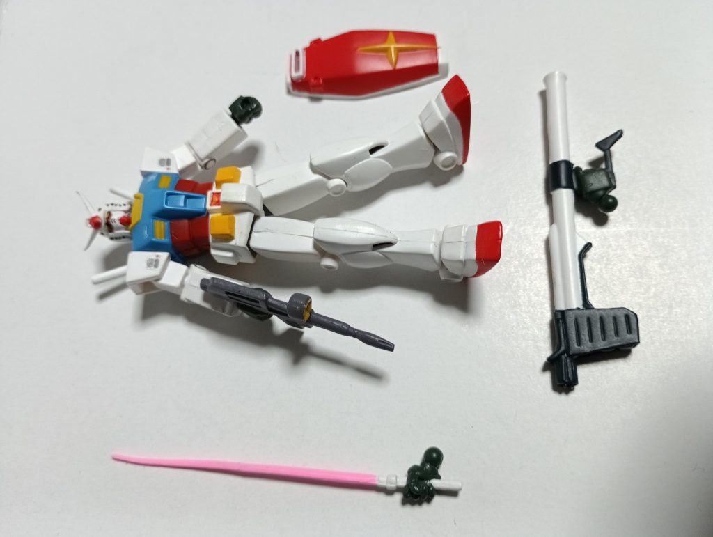 写真横向きですいません！！ガンダムの付属品です！！シールド、ライフル、バズーカ、しなしなのビームサーベル（笑）がついています！！こちらも色分け、造形共に非常に優秀だと思います！！強いて弱点を言うなら、武器と右手拳が一体化されていることで、右手の握り拳がないことでしょうか。ですが年代を考えると、優秀過ぎると思います！！次は、可動範囲です！！「フル可動」と謳っている位ですから、凄く動くんでしょう！！