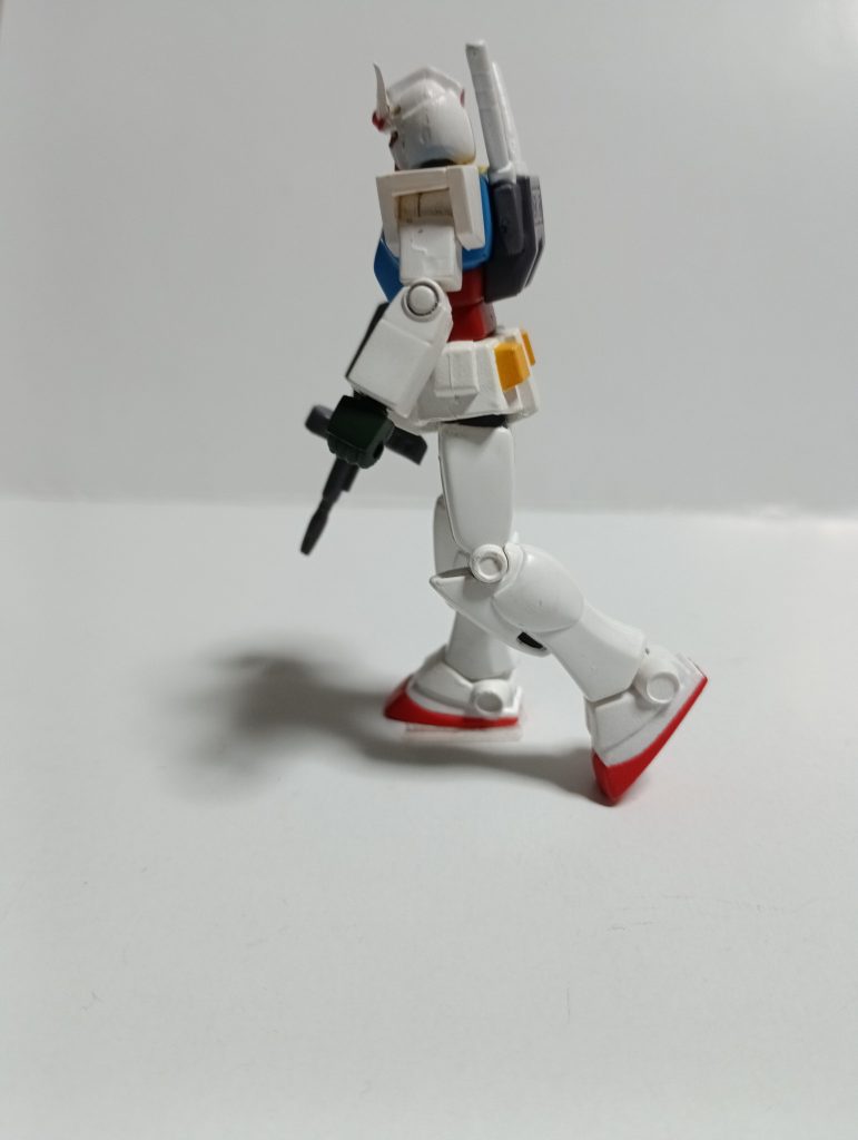 えー、肘、膝共にこれが限界です笑はい！動きません！！もはや清々しい位動きません！！まぁ、開脚はそれなりにはしますが、可動に関してはうーん？って感じですね…良いところを挙げるとすれば、肘がボールジョイントになっていて回転するので、ガワラ曲げが出来るところですかね！！（シャアザクも、可動はガンダムと同程度です）次は、シャアザク行ってみましょう！！