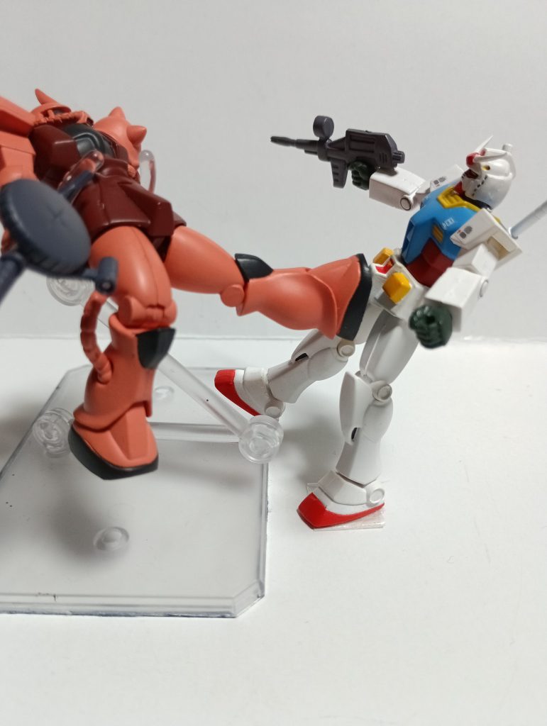 最後にシャアキックで〆！！いかがでしたか！！各所に古さが目立つものの、塗装の良さ、アニメ似の造形など、良い部分も沢山あったと思います！！ですがまだまだ第1回！！次回からもコンプリート目指して頑張りますので、応援よろしくお願いします！！次回に続く！！コメントもよろしくお願いします！！