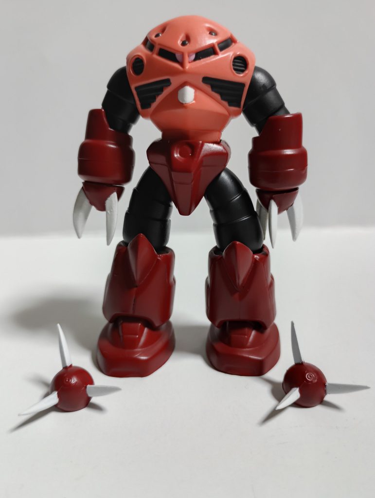 まずはプロポーションと付属品から。プロポーションは素晴らしく、完璧なアニメ体型だと思います!!モノアイは可動こそしないものの、細かく塗装がされ、安さは感じない出来となっていると思います!各部のダクトや、コックピットなども塗装され、全方位隙のない仕上がりになっています!!付属品は、開いたツメと、閉じたツメになっています!!少ないものの、必要最低限のものは付属している、という感じです!なんでツメちょっとだけ開いてるんでしょうね笑