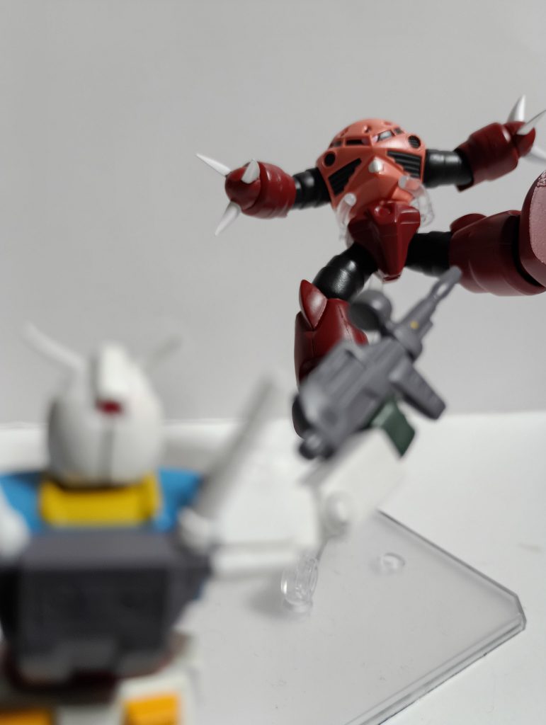 結局吹っ飛ばされて〆。ということで、今回はフル可動MSシリーズのシャア専用ズゴックを紹介しました!!プロポーションは最高で、いいものが購入出来たと思います!可動範囲の拡張もできて、いい勉強になりました!!それでは次回に続く!!コメントもよろしくお願いします!!