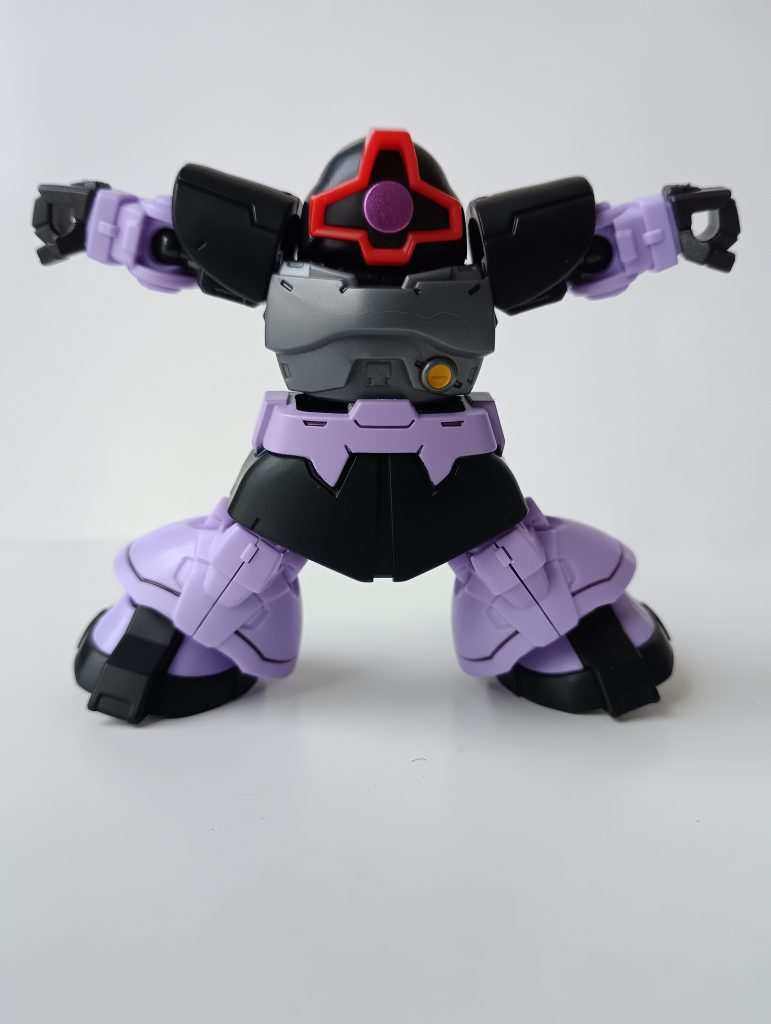 続いて可動範囲。足はそれなりに広がり、手もよく上がります。この体型にしては、とても良く動くのではないでしょうか!!