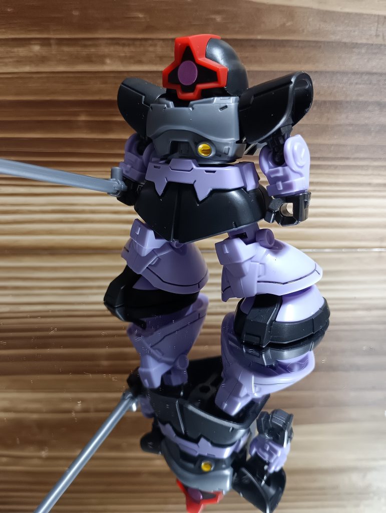 まずは地面にミラーシートを置いて、草の部分をひっくり返し手撮影。凄く綺麗に映り込みますね!!想像を超えてきました…!!これで100円ですか…本当に凄い!!本当はドムの背中側にミラーシートを置きたかったのですが、そうするとめちゃくちゃ自分が写るので笑笑