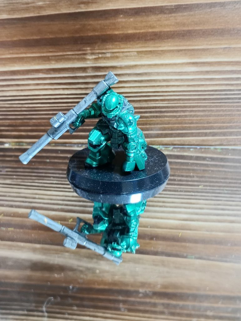 これは初めて紹介するガンダムアッセンブルのザクです!!ガンダムマーカーでちょこちょこ塗りました!!この向きだと見えない顔も、ミラーシートのお陰でよく写っていると思います!それにしても、ゴミが凄いですね…よく写ってるので笑