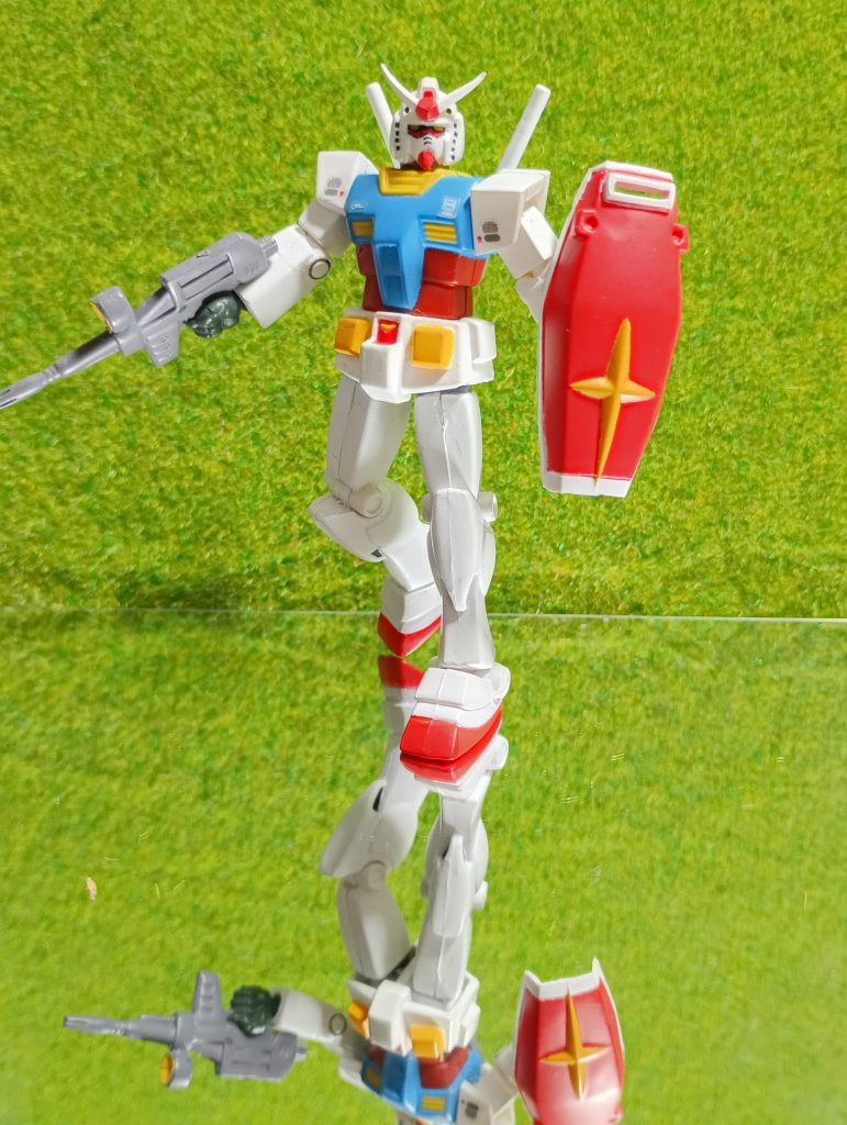 最後に、緑背景のガンダムで〆!いかがでしたでしょうか!制作費全部で400円でこのクオリティとなると、正直100円ショップを舐めていました!!他にも、ジオラマなんかに使えそうな物も沢山あったので、皆さんも是非100円ショップに足を運んでみてはいかがでしたでしょうか!!それでは!!コメントもよろしくお願いします!!