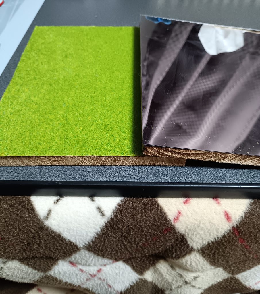 今回は、二枚の木の板に、草?のような物と、ミラーシートを貼り付けました!ミラーシートにこたつやらカーテンやらティッシュやら映り込んでいますが、気になさらず笑すべて百円ショップのセリアで購入したものなので、全部でなんと400円!格安です!