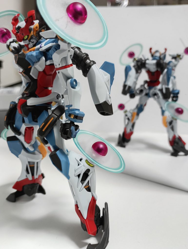 家の中が少し写っていますが、サムネの映像です！先ほど紹介したミラーシートで写しています！結構格好良くないですか！？&nbsp;以上！ジークアクス、エンディミオンユニット覚醒時の紹介でした！中々の出来なので気になる方は是非！！&nbsp;最後に、投稿10作目まで来られたのは皆様のお陰です！！本当にありがとうございます！！！これからもチルチルをよろしくお願いします！！それでは！！コメントもよろしく、とガンダムが言っている。