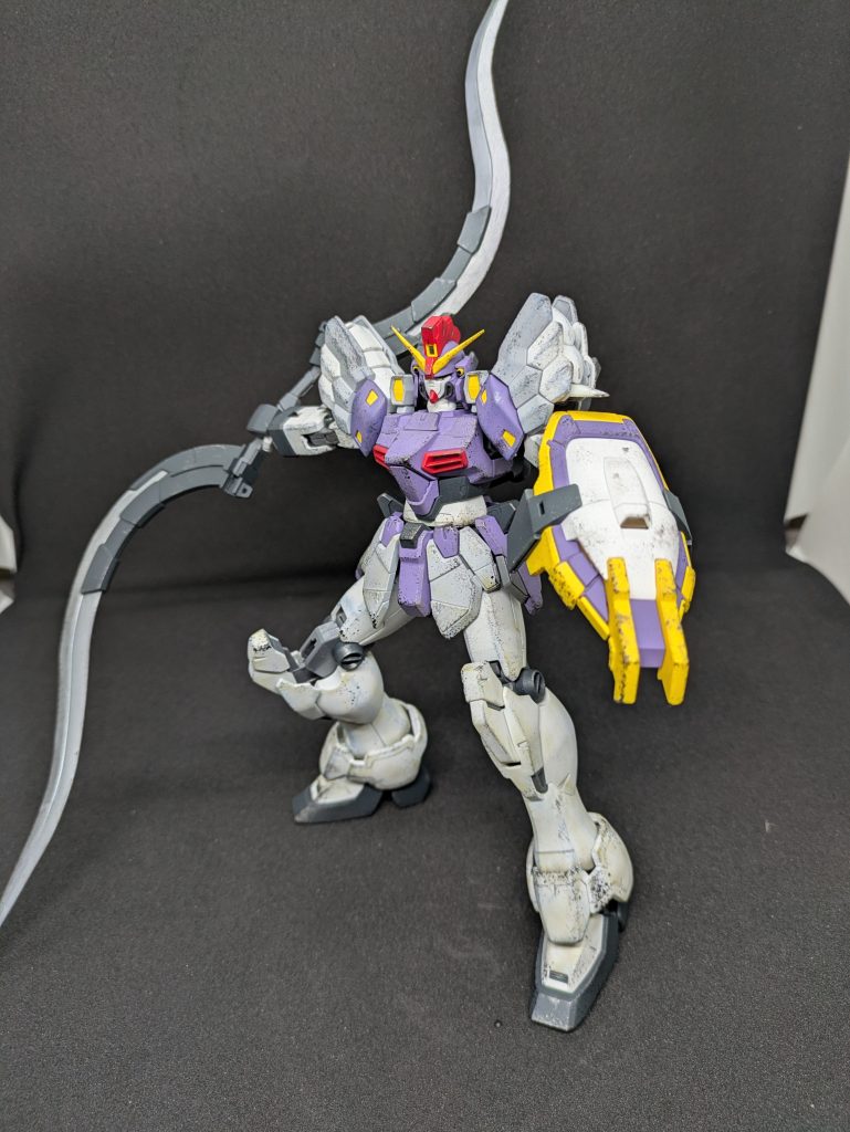 今回は白い部分は黒鉄色、濃い色の部分はシルバーでスポンジチッピング、ウェザリングマスターで汚し、首の延長などもしてみました。