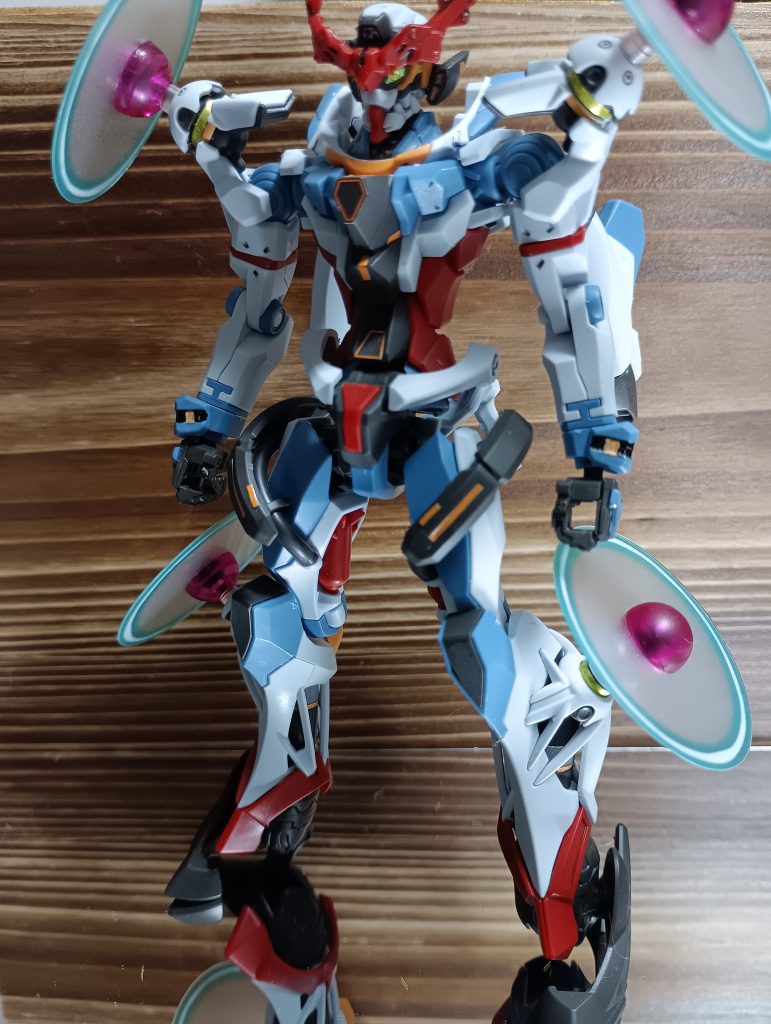 まずは素立ちで。プロポーションは、ちゃんとジークアクスしてますね！（当社比笑）ピンクの部分の作りが凄くて、なんか未来を感じました笑整形色が、元からつや消しになっていて、つや消しスプレーを吹いたのですが、ほぼ変わりませんでした！素組み派には嬉しい仕様ですね！色分けも凄まじく、本当にHG？となりました！！…ですが色分けが多すぎて全然足りませんね笑