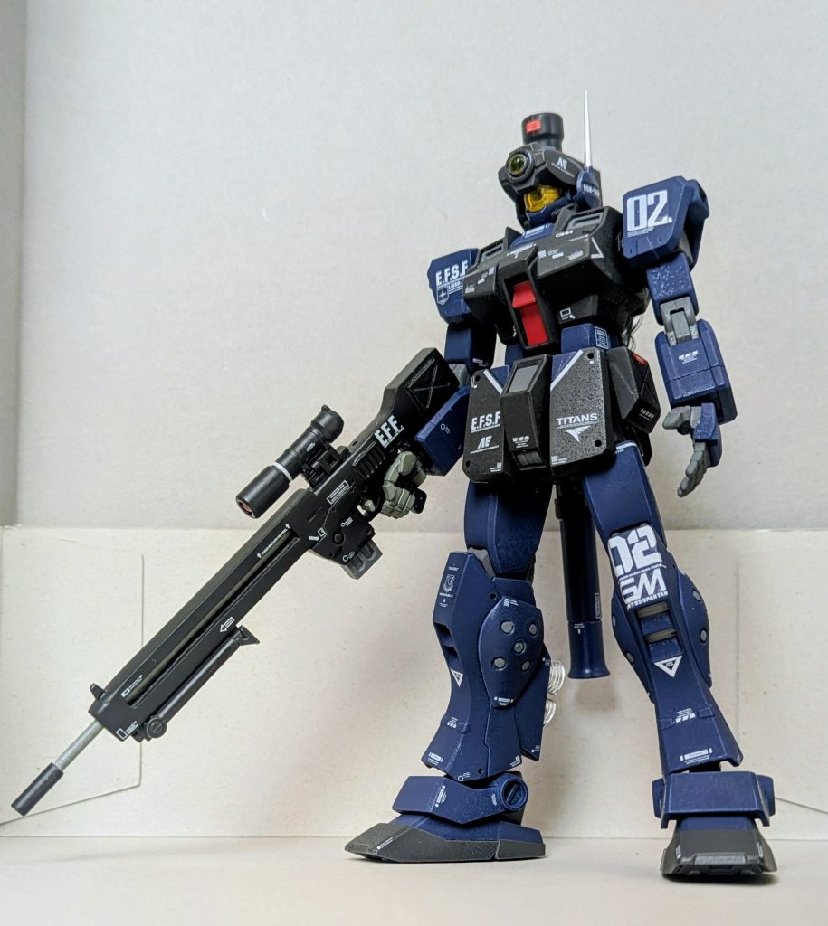 缶スプレーのティターンズブルー1と2を使って塗装しました。クリアパーツとバイザーのカメラ部分はレジンで作成してクリアイエローで塗装してます。