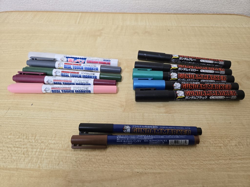 主なガンダムマーカーズ。部分塗装や、お手軽メタリック塗装やウェザリングをする際にお世話になります。