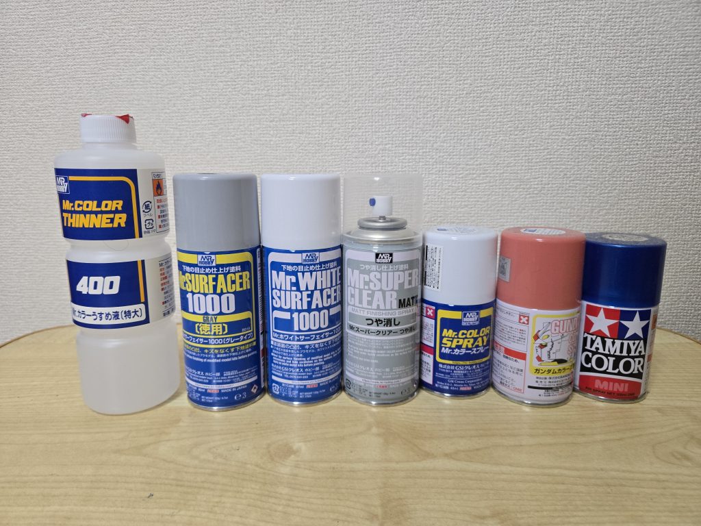 缶スプレーズ。サフやトップコートは缶スプレー、パーツ数が多いカラーパターンの場合も缶スプレー塗料を頼ります。塗りの甘い部分は筆塗りで補強します。