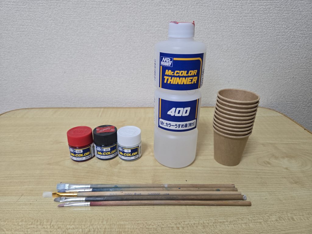 筆塗り。筆塗りの際は、基本的に油性のアクリルを使います。紙コップは百均から。