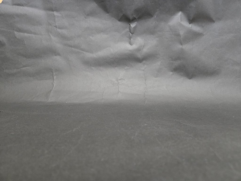 撮影ブース。百均の黒い模造紙から。シワが目立つのは見なかったことにしてください(爆)