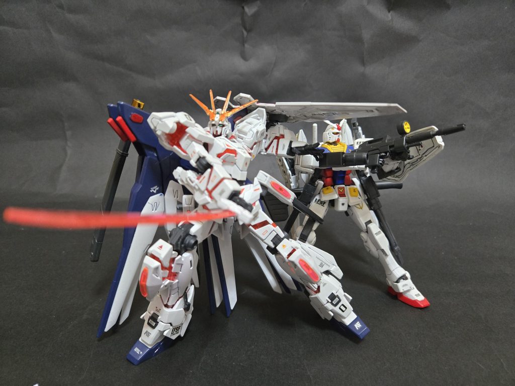 強化型オリジネイトガンダムと、ガンダムユニコーンルベリウスでキメ。バトンと言うと、さくさんがこれまでにpixivなどで描いてきたガンプラバトルの小説における主人公達もまた、次の作品の主人公へバトンを託すのです。ガンプラビルダーズ・エターナル→ガンダムビルドファイターズ・イクシード→凛機動戦姫ガンプラガール→ガンダムビルドダイバーズ・スピリッツ→ガンダムビルドダイバーズ・スピリッツインテンション→(ここに『ガンダムブレイカー・シンフォニー』と言う作品もありますが、エタらされてしまいました)→ガンダムビルダーズハイ→ガンダムブレイカー・シンフォニーRe：BREAK →そして今連載中のガンダムビルドメタバース・ヒーローズ。エタったものを除けば、実に８タイトル目の作品であり、ガンダムユニコーンルベリウスは八代目の主人公機と言うわけです。およそ11年以上もの間、ガンプラバトルの小説を書き続け、今も続いています。さくさんのバトンはこれにて以上です。次は俺の番だ、そのバトンをよこせ！と言う、ダグ・シュナイドのように気骨溢れる方がおりましたら、コメント欄にてお申し付けくださいませ。誰も受け取ってくれなかったら、誰かに勝手に押し付けます。