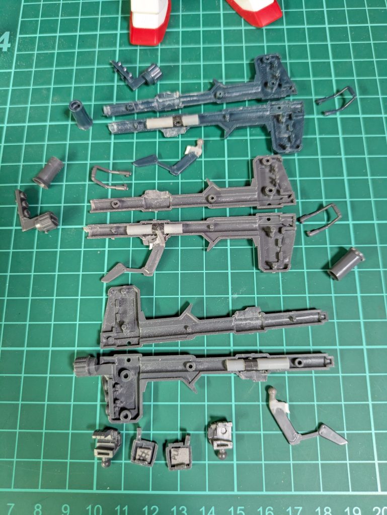 バズーカの制作でございます😚バズーカを３つ用意したかった理由は〘最終決戦仕様〙の装備がしたかった😚…だけど白いバズーカも捨てがたい…😅…と言う事が理由…🤭ポージングの時にもう少し自然にバズーカを構える事が出来るように、持ち手部分を切離しWAVEさんの３㍉ボールジョイントとプラサポを無理矢理くっつけて😋可動出来るように工作しました！😁ハンドパーツもこのキットには右手の武器持ち手しか無いので、左手の武器持ち手を制作🤔左手の握りこぶしのハンドパーツの人差し指の部分をカットして、手の甲のパーツに接着しました😁これで武器両手持ちが出来るようになりました🤩✨&nbsp;