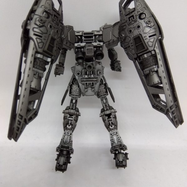 ウイングガンダムゼロのフレーム。一部をガイヤのガンメタで塗装。元キットのライトグレー系よりもこっちのほうが好み。イメージだとうまくいかないかもと思って一ヶ月くらい悩んでましたがいい意味で裏切られたので嬉しい。RGはフレームのままでも飾りたいくらいカッコいい。（2枚目）