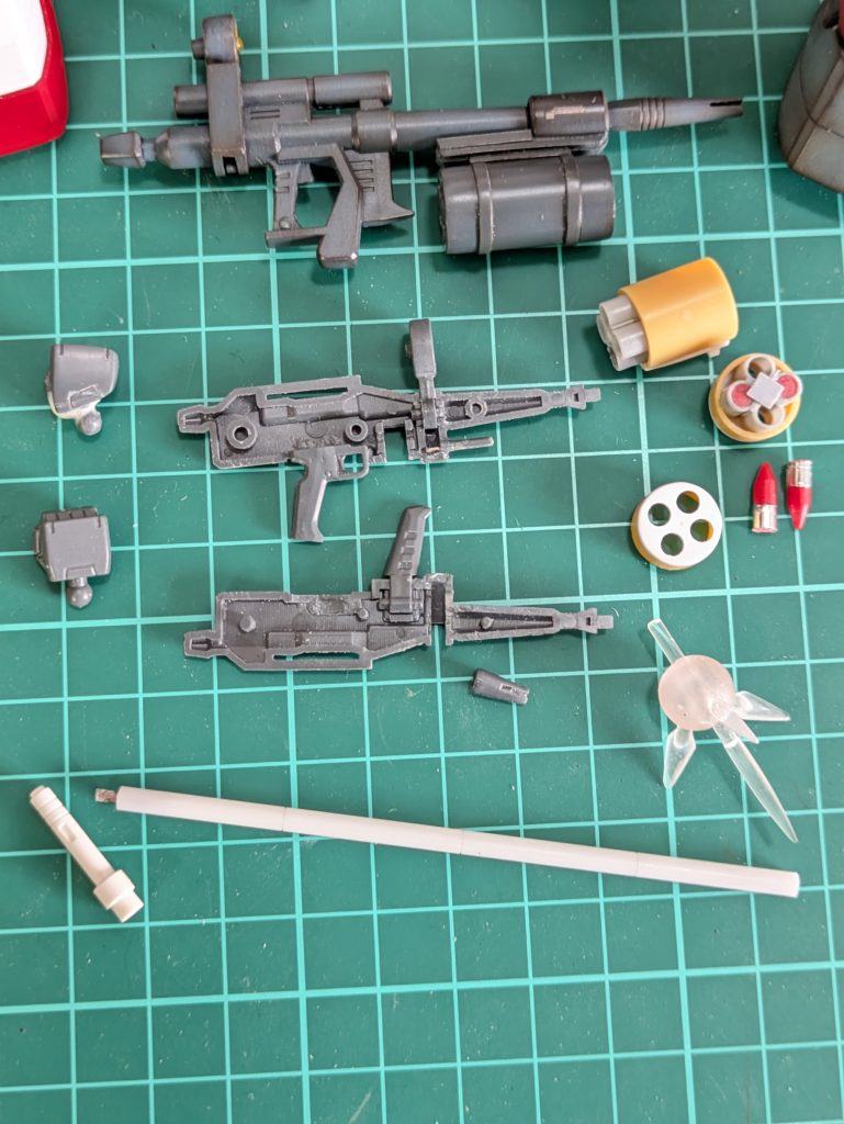 今回もスーパーナパームの制作致しました！😚一番上にあるのが以前投稿させて頂いた〘ガンキャノン〙のビームライフル用スーパーナパームと同じ形で百均の筆の軸を使って制作取付け方法はガンキャノンの物とは違い銃身の下にある棒?🤨ﾅﾏｴﾜｶﾝﾅｲ💦に差し込むだけの簡単な方法にしたのですが、強度が心配…🤔この細い棒の芯に穴を開けパイプ状に…🤣ｷﾋﾞｼｰ💦虫ピン差し込んで瞬間接着剤で固定補強しました🤣その一番右側にあるのがランナーで作った弾😚はめ込んだ時にユルすぎずキツすぎずの太さの調整の為その辺に転がっていたテープを使いました😋その一番左側にございますのが〘ハンドパーツ〙今回のガンダムハンマーとビームジャベリン装備時《突き》のようなポージングがしたく手首部分に角度をつけたかったので強引にそれっぽく作ってみました！😆&nbsp;