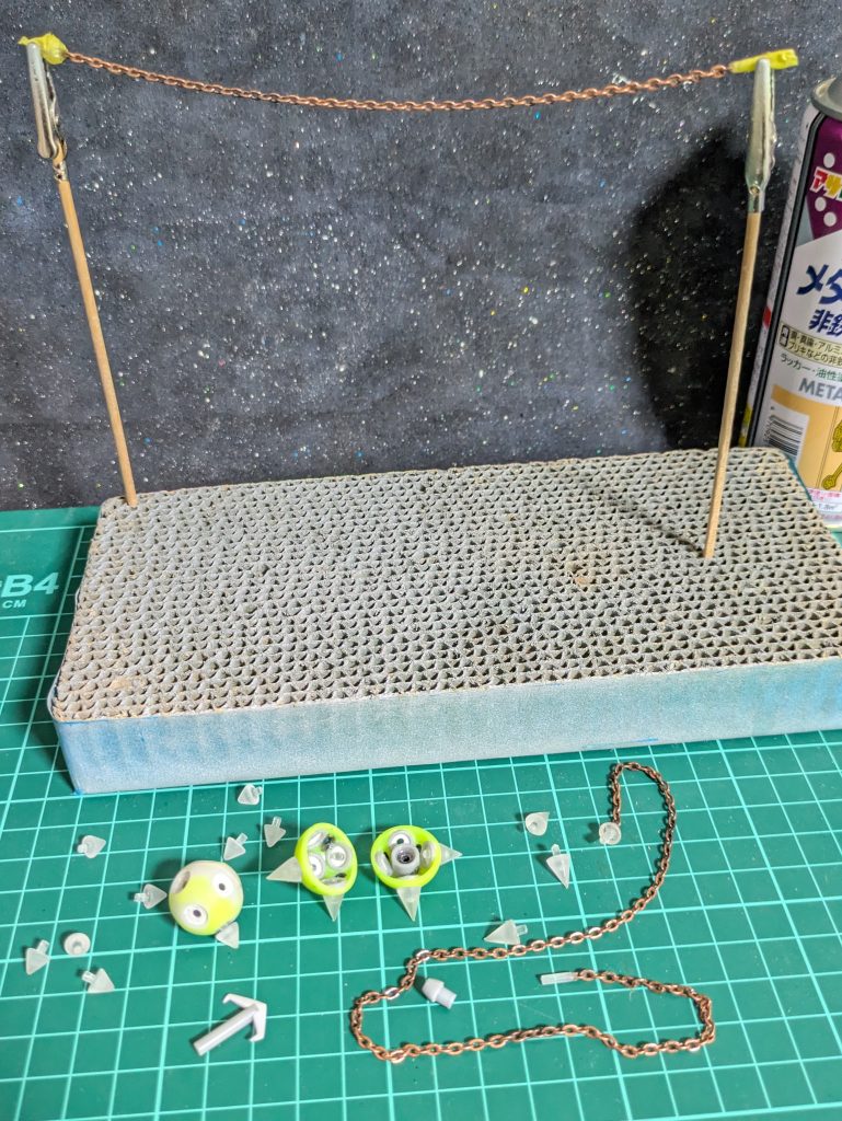 ガンダムハンマーとハイパーハンマーのチェーンは使わなくなったネックレス🤭塗装の為軽くメタルプライマーを吹き付けました😚トゲトゲも塗装後にはめ込み出来る様にしたかったので、〘浮き〙を一度半分にカット😁トゲトゲの差し込み受け等の内部工作後、瞬間接着剤で元の球体に戻しております😁