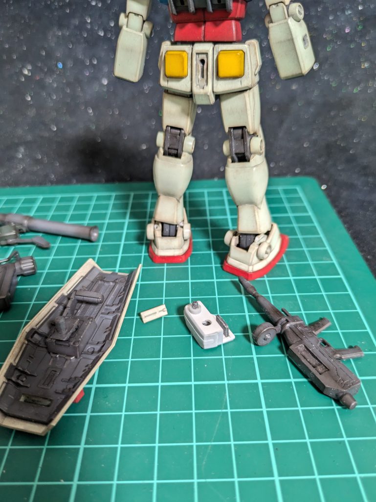 真ん中にありますパーツはシールドとビームライフルを一緒にマウントし腰に取付けるパーツ制作中は必要無いと思い作らずにいたのですが撮影ポージングの際《やっぱり腰に装備したぁ〜い！😆》と思いそしてできればシールドには細工したくなかったので制作致しました😅塗装もすべて終わった後からお尻に穴を開けると言う思いつき制作🤣🤣🤣&nbsp;　