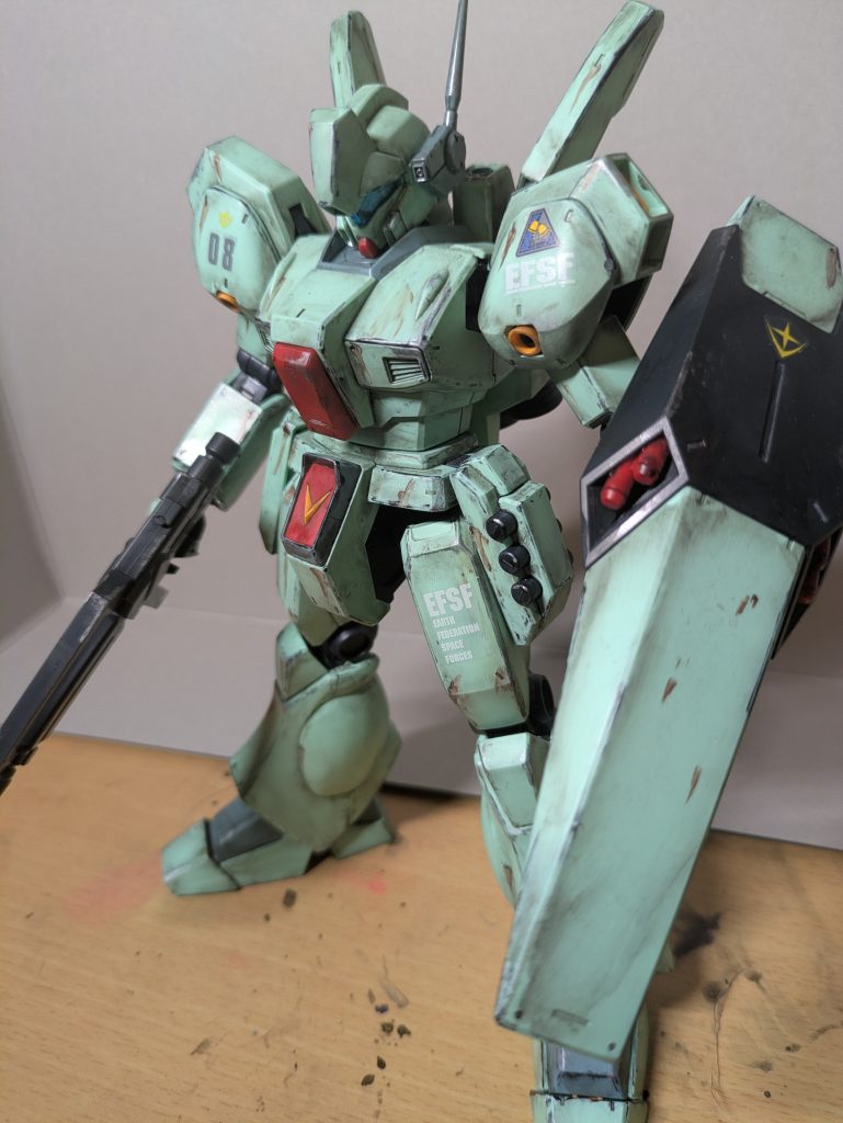 量産機ということもあって汚しが似合いますね。一応バイザーの中にあるモノアイとレールを塗装したんですけど見えてないですね。残念。初めて汚し塗装をしてみたのですが案外簡単にできるのでハマりそうです。