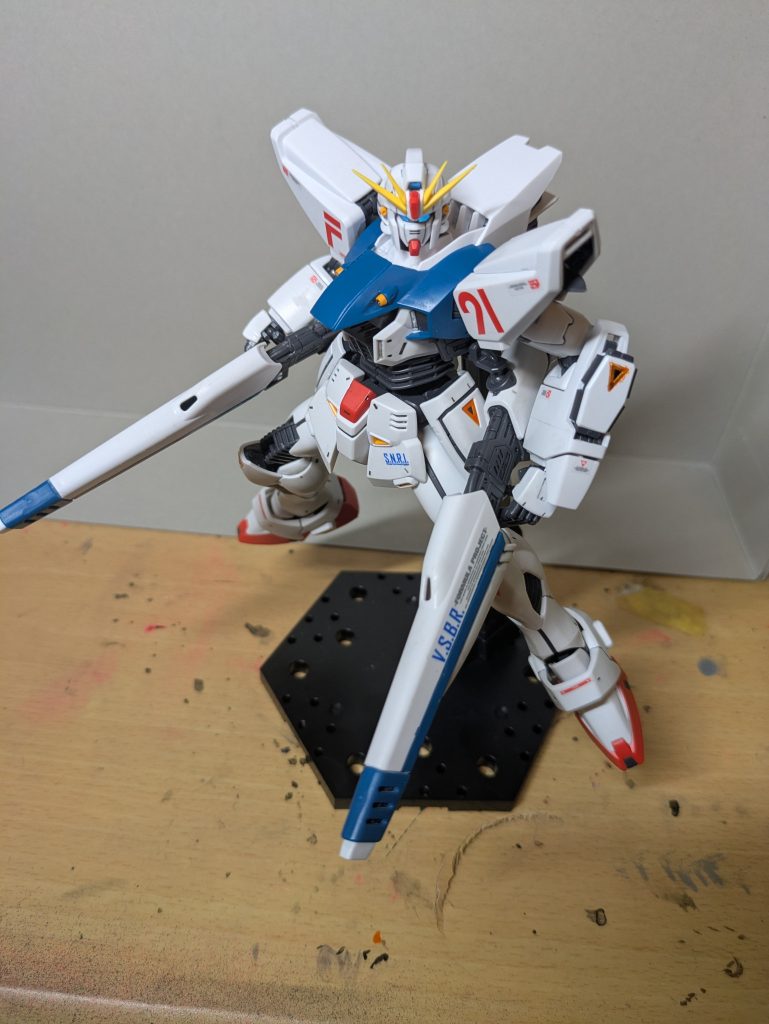 箱絵ポーズ。V.S.B.Rにハンドパーツを引っ掛けることが出来なかったので被せて持ってる風にさせています。でもカッコイイのでok