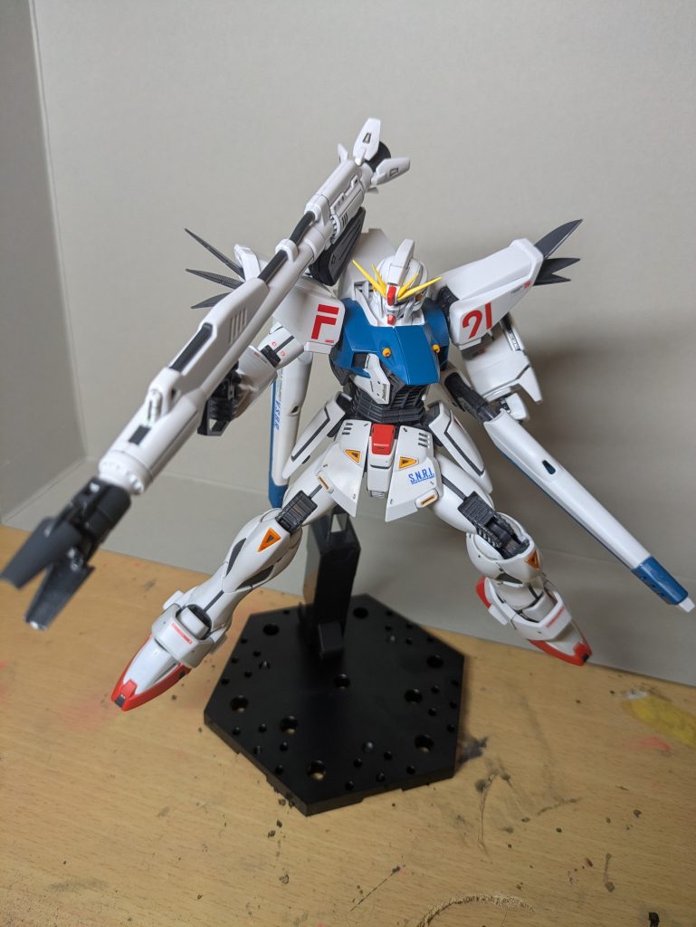 ビームランチャー発射ポーズ。ビームランチャー単体がデカくて迫力が出ますね。あと思ったのはどことなくカラミティのバズーカと形が似てるなって思いましたね。