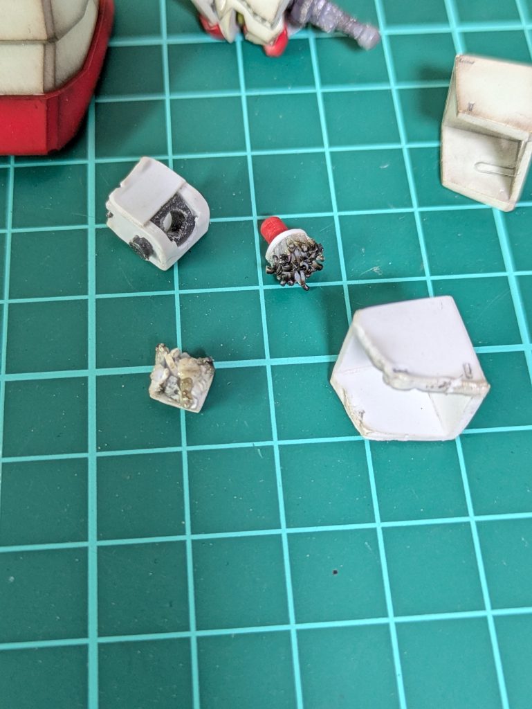 今回も長くなってしまい大変申し訳ございません！🤣💦ここまで頑張ったのでもう一頑張りしようと思いまして…🤭これで最後の工作でございます…😅ｽﾐﾏｾﾝ💦〘ラストシューティング専用アタッチメント〜😲〙の制作でございます…😅右上にあるパーツはこのキットの〘肩アーマーパーツ〙その下にございますのが〘ラストシューティング専用アタッチメント〙の〘肩アーマーパーツ〙でございます！😚キットのパーツを使うと棚に飾る時元に戻せなくなると思いプラバンで自作致しました！😚その左上にあるのが〘壊れ首パーツ〙😅ﾈｰﾐﾝｸﾞ💧その左にございますのが〘腕の付け根パーツ〙でこちらもポリキャップとプラバンで自作😚その下にございますのが〘腕の付け根の壊れパーツ〙でございます😚このパーツは塗装後に〘腕の付け根パーツ〙に差し込みます😚今回の工作もこの作品に丁度いい位の壊し具合…🤔やり過ぎず、やらなさ過ぎずの辞め時を探すのが難しかったです😅&nbsp;&nbsp;