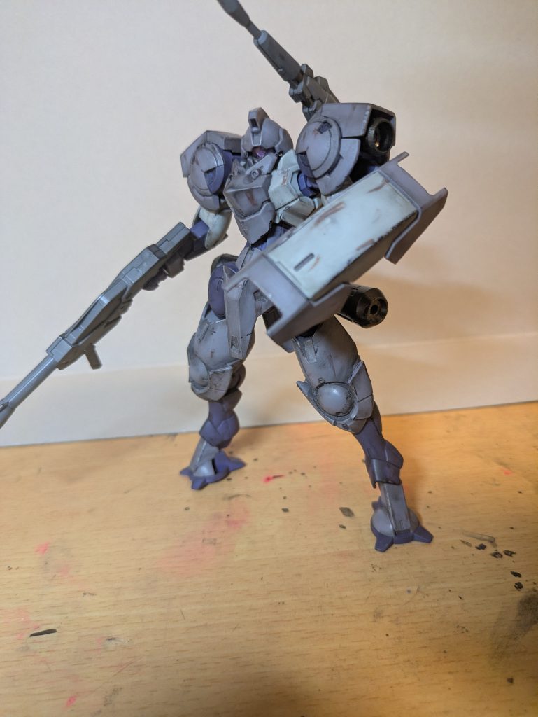 この機体足が独特な形で好きなんですよね、msっぽくない足がいい