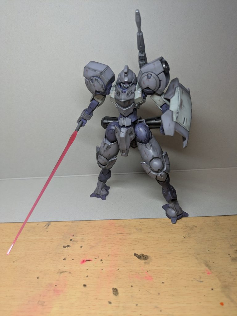 ビームサーベル構えるポーズ。水星の実戦機はこういう風に迫ってくる感じのポーズが似合いますね