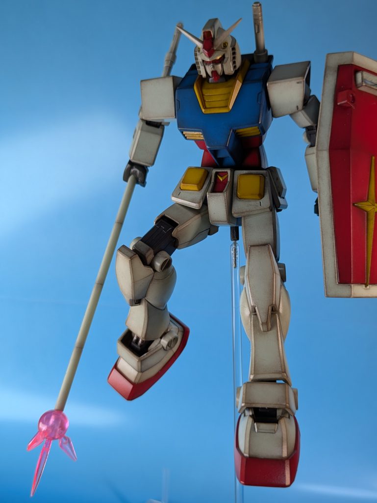 ビームジャベリンの持ち手はキットに付いてるビームサーベルの物を使っており、取り外し出来る様に作りました😚先端はレジンで制作😁レジンにピンクの着色料を混ぜてます😚コチラは写真では分かりづらいのですが😅球体の中心から外側に向けピンクの濃さを変えたかったので〘型〙を使わず濃さを変えながら何層かに分けてレジンを重ねて丸くしました😆その後もちろん綺麗な球体にはなりませんでしたのでヤスリで形を整え、それなりに飽きの来ない程度に表面処理した後、ヤスリキズを消すためのクリアートップコートを吹き付けております😚