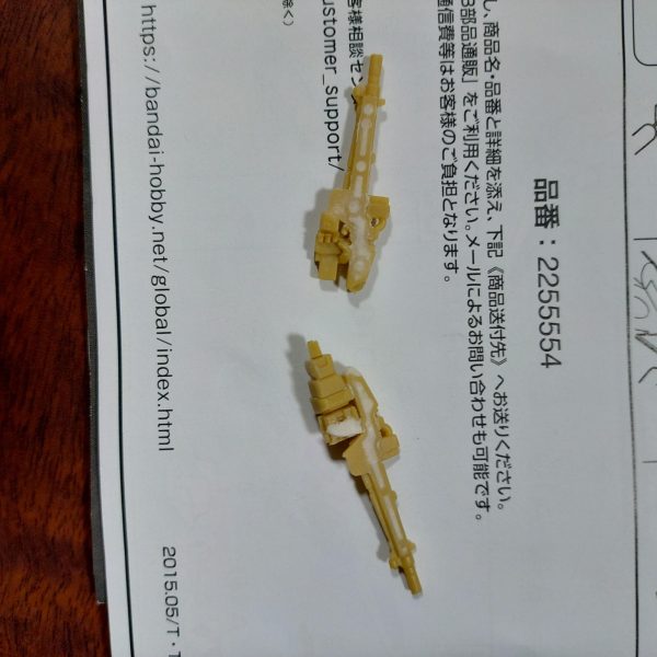 片手でツイン状態保持に違和感があったので、ローリングっぽくなるよう改造中目と目の間が開きすぎている気がするので、目と目の間隔を詰め、目を少し鋭角に。また、アンテナの下の部分を大型化。あとほうれい線を追加腕と肩パーツが一体化していたため、彫り込んで分離。（2枚目）