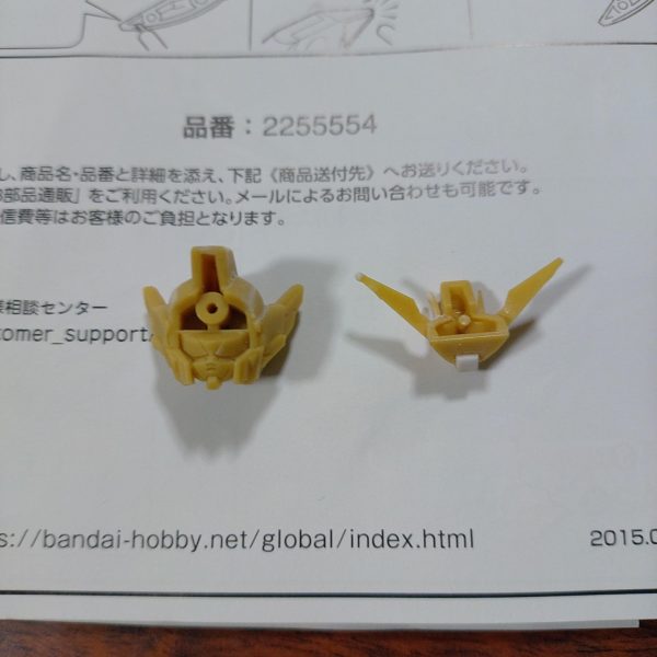 片手でツイン状態保持に違和感があったので、ローリングっぽくなるよう改造中目と目の間が開きすぎている気がするので、目と目の間隔を詰め、目を少し鋭角に。また、アンテナの下の部分を大型化。あとほうれい線を追加腕と肩パーツが一体化していたため、彫り込んで分離。（3枚目）